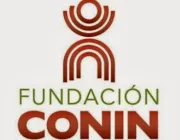 Logo of Fundación Conin featuring stylized red arches and green and red text.